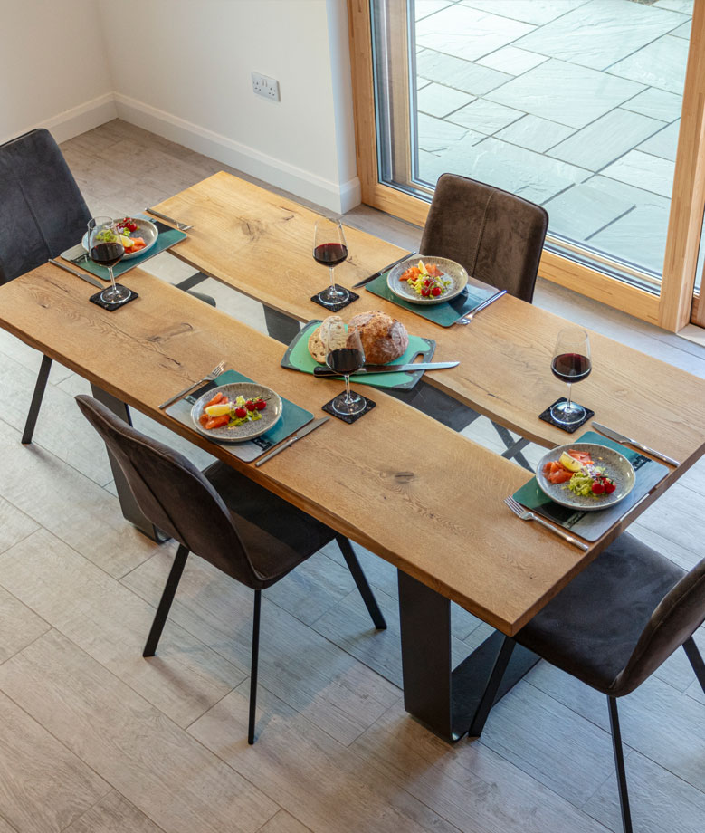The Otters - Spacious Dining Area