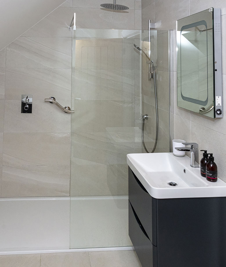 The Otters - Master Bedroom En-suite Walk in Shower