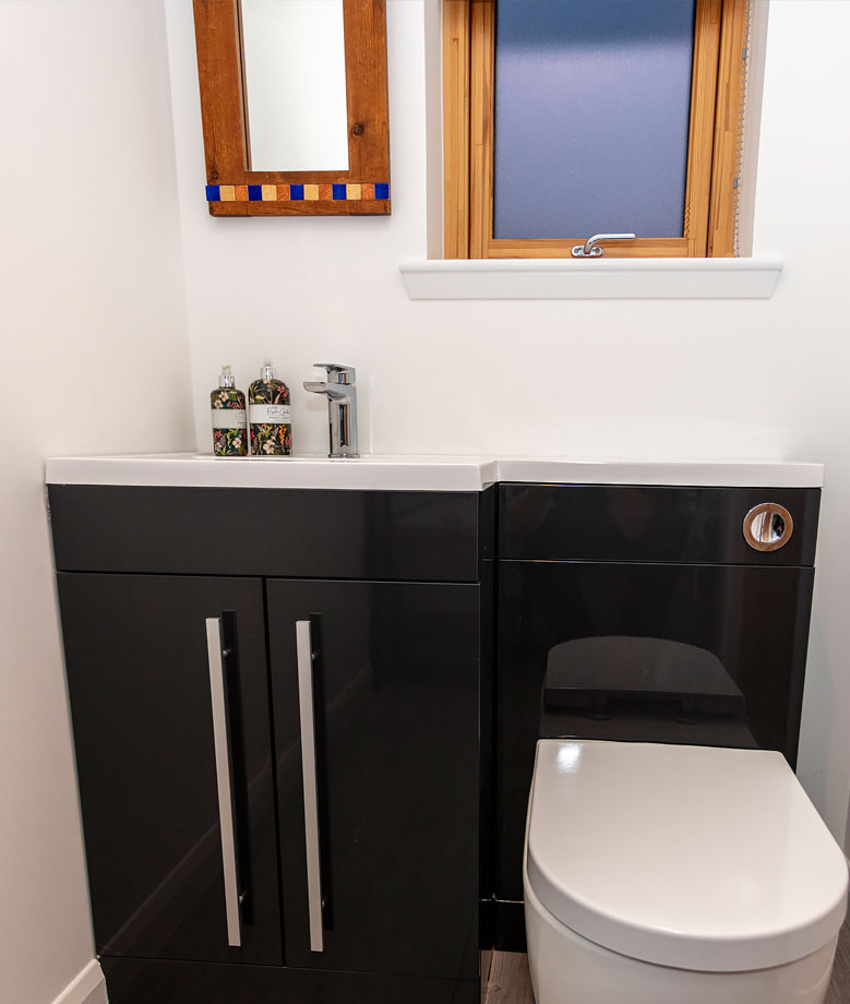 The Otters - Master Bedroom En-suite Walk in Shower